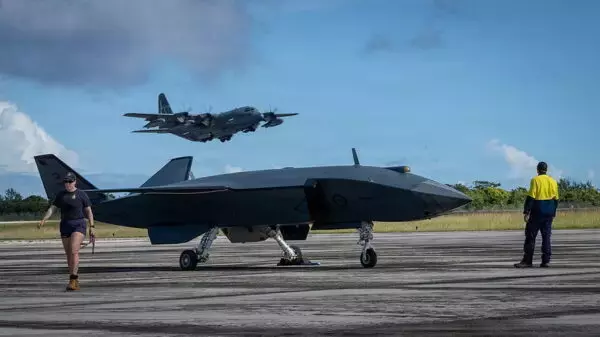 「“無人機と並んで飛ぶ戦闘機”ただの記念撮影ではない!? 米空軍が示唆した未来の航空戦の姿とは」の画像