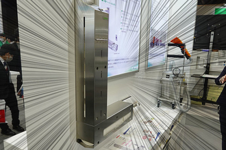 なぜ巨大化!? 駅の「トイレットペーパーホルダー」なんと10連装が登場 目的は“紙ナシ撲滅”ではなかった