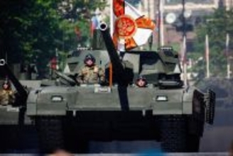 「まだパレード専用!?」ロシア最新T-14「アルマータ」戦車 ウクライナ投入への問題点をメドベージェフ前大統領が明かす
