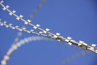 巨大船を襲う海賊どう撃退する？ 有刺鉄線より凶悪な「カミソリ」と謎の「開かずの部屋」の正体