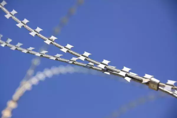 巨大船を襲う海賊どう撃退する？ 有刺鉄線より凶悪な「カミソリ」と謎の「開かずの部屋」の正体