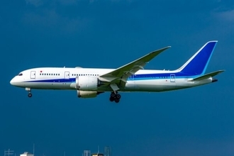 飛行機乗ると「おなら」我慢できない？ 上空で“お腹が張る”理由と「絶対ルール」が合理的なワケ