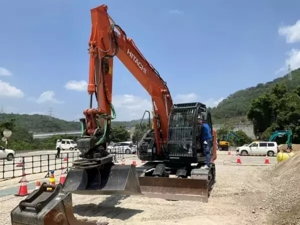 “埋設物事故”防止と建設現場の“省人化”に向けた実機デモ・試乗会を西尾レントオールが開催　国交省も認めた新技術とは？