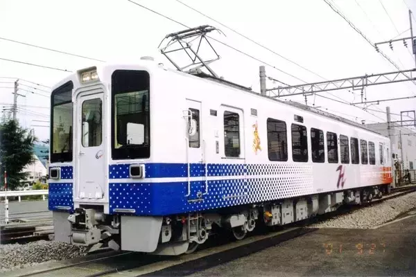 懐かしの「イベント仕様」を再現！ ほくほく線HK100形でデザイン復刻 いつ走る？