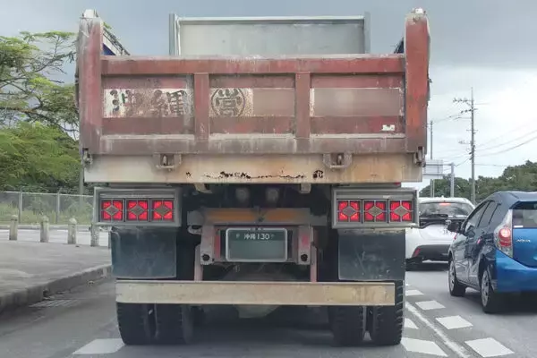 なぜ少ない？「緑ナンバー」のダンプカー 白ナンバーで運んでいる荷物とは？