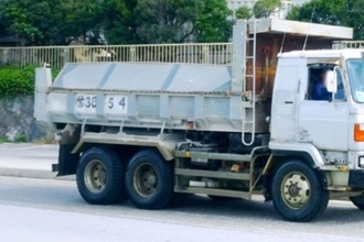 規制緩和の声多数 “ゼッケンなし” ダンプカー増える？ ナンバーとは違う「品川 営 12345」の謎