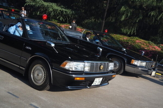 まるで「昭和の刑事ドラマ」 黒塗り“オープンタイプ”のパトカーが一斉走行！ 40年前のモデルも現役バリバリ!?