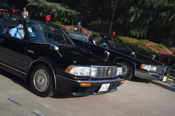 まるで「昭和の刑事ドラマ」 黒塗り“オープンタイプ”のパトカーが一斉走行！ 40年前のモデルも現役バリバリ!?
