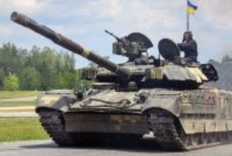 ウクライナで「戦車と装甲車の接近戦」が発生 正確な射撃で決着は “一瞬” 緊迫の映像が公開