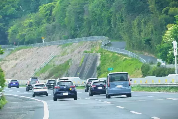 「カメラのようだ」「新型のオービス…？」高速道路に登場した“ナゾの巨大ポール”の正体とは？ 東北道の一部で約300m間隔の“異様”
