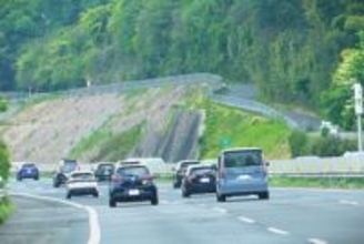 「カメラのようだ」「新型のオービス…？」高速道路に登場した“ナゾの巨大ポール”の正体とは？ 東北道の一部で約300m間隔の“異様”