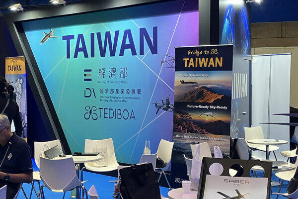 空飛ぶクルマは失速しても「ドローン見本市」は大盛況！ “海外勢”が大挙して出展 日本に猛アピールの国とは？