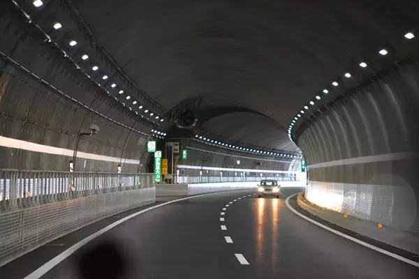 開通の新東名「伊勢原大山～新秦野」トンネルに注目！ 壁に浮かぶ文字 曲げジェットファン