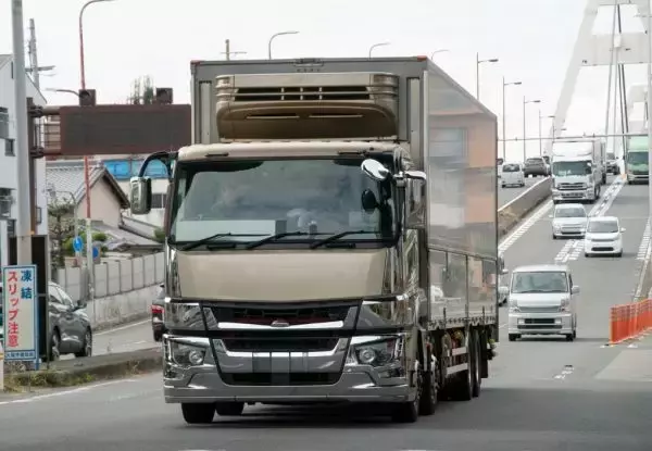 坂道でもないのに？ 宅配トラックがどこでもタイヤに「輪留め」をする本当の理由