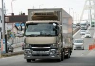 坂道でもないのに？ 宅配トラックがどこでもタイヤに「輪留め」をする本当の理由