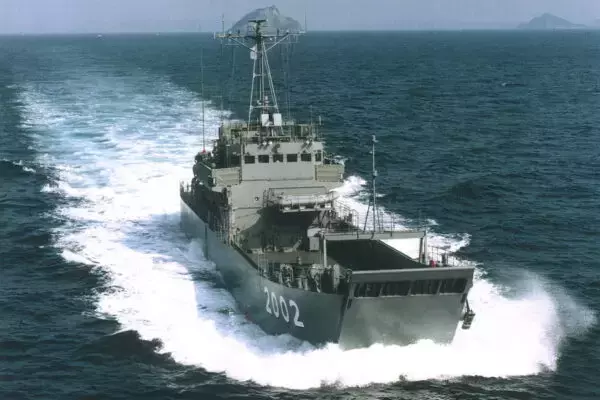 砂浜に直接乗り上げる船が海自から消滅！ 最後の「輸送艇2号」ついに退役 34年あまりの長き活動に幕