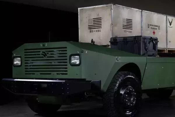 「EVなのにエンジン搭載!?」 設立5年のEVベンチャーが防衛大手と“戦場のロボカー”開発へ！商用技術で進む「戦場の無人化」に新展開