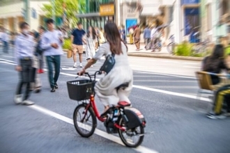 確かに危ない！ 「自転車の右側通行」の危険性、左側通行と比較した動画を警視庁が公開 クルマの死角に