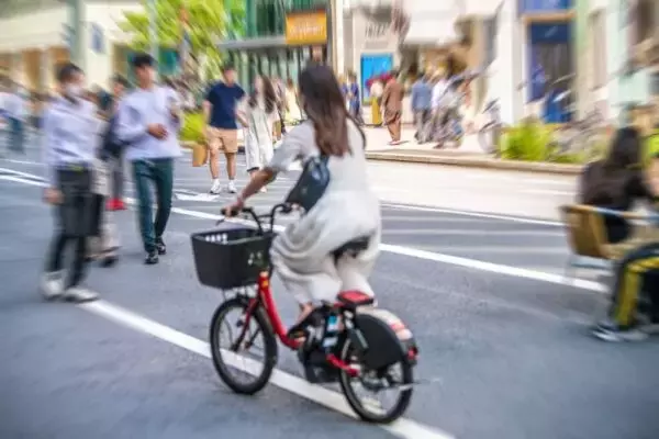 確かに危ない！ 「自転車の右側通行」の危険性、左側通行と比較した動画を警視庁が公開 クルマの死角に