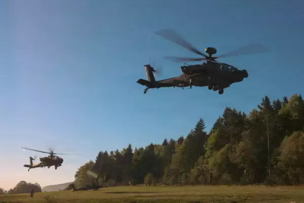 「ハイテク戦闘機がローテク無人機に苦戦!? ドローンの欠点「遅さ」を逆手に取った“攻撃ヘリ”の逆襲」の画像