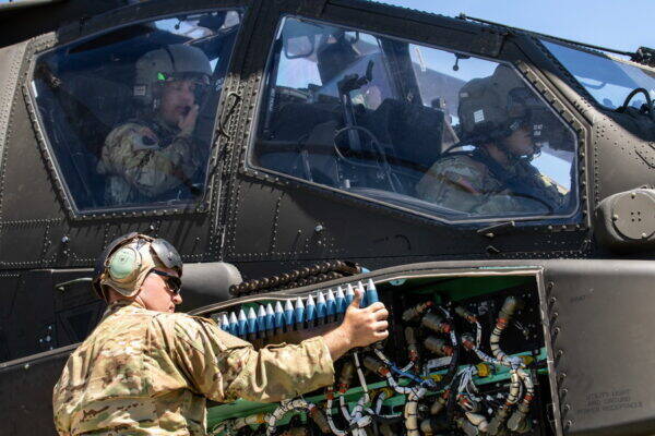 ハイテク戦闘機がローテク無人機に苦戦!? ドローンの欠点「遅さ」を逆手に取った“攻撃ヘリ”の逆襲