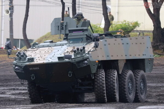 東京から約8000km離れた戦闘車両の遠隔操縦に成功！ 自衛隊の新装備「AMV」の実績に防衛省も興味津々