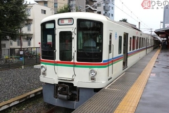 西武鉄道「わずか1駅のミニ路線」を結ぶ異色列車が運行！ 廃車を迎えるボックスシート車両が“最後の花道”飾る