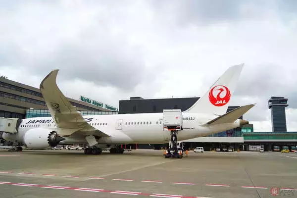 「成田空港にあった日本唯一「横に動くエレベーター」やっぱ要らなかった？ でも今後必要!?」の画像