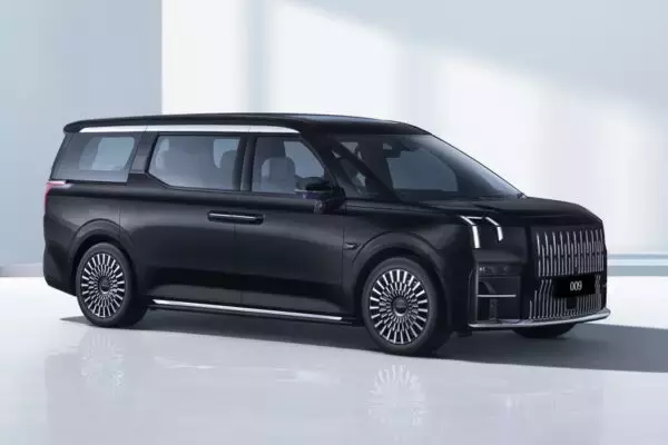 アル／ヴェル＆レクサスの新ライバル!? EV「爆速高級ミニバン」中国製と侮るな 日本市場の本気戦略とは