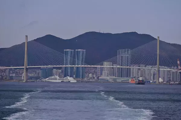 失意のうちに日本を去った「元JRの最新高速船」が“韓国”でデビュー！ “日本船だらけ”の中を本気走り!?