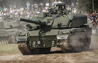 次世代の“ツルツル砲”戦車がサプライズ登場！ 歴代「チャレンジャー」戦車3世代が博物館に集結する貴重な瞬間が実現！