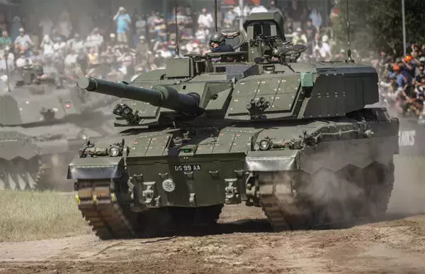 次世代の“ツルツル砲”戦車がサプライズ登場！ 歴代「チャレンジャー」戦車3世代が博物館に集結する貴重な瞬間が実現！