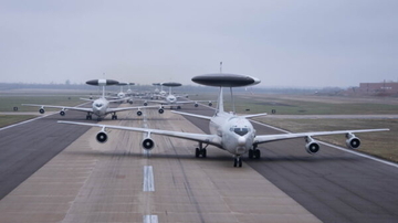 世界最強の米空軍力の要が「オンボロ空中警戒管制機」ってなんで!? 判断の遅れが招いた致命的な“空白期間”