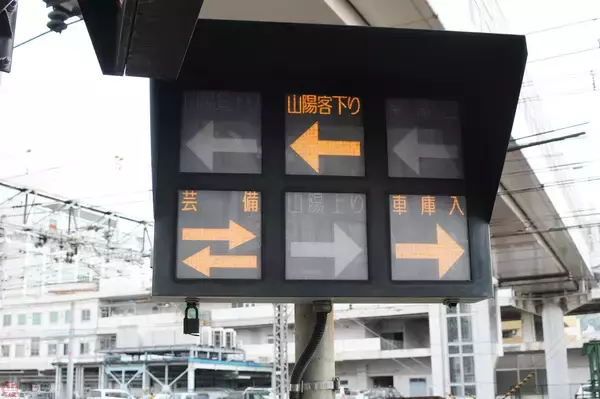 「→」「←」だらけ！ やけに表示が細かい広島駅横の巨大踏切 現地で分かった“親切さ”