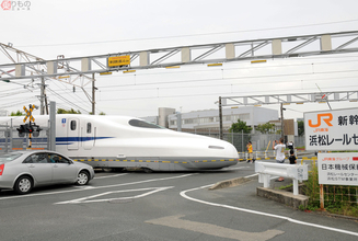 N700系のお腹が見られる？ 新幹線「唯一の踏切」なぜ地上を走るのか