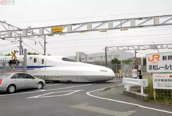 N700系のお腹が見られる？ 新幹線「唯一の踏切」なぜ地上を走るのか