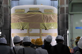 JR東海車の「白い顔」生み出すマシン 進化した車両工場 在来線初「水性塗装ロボット」出現