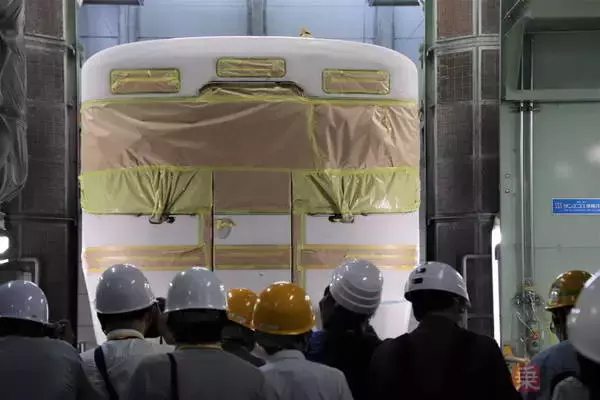 JR東海車の「白い顔」生み出すマシン 進化した車両工場 在来線初「水性塗装ロボット」出現