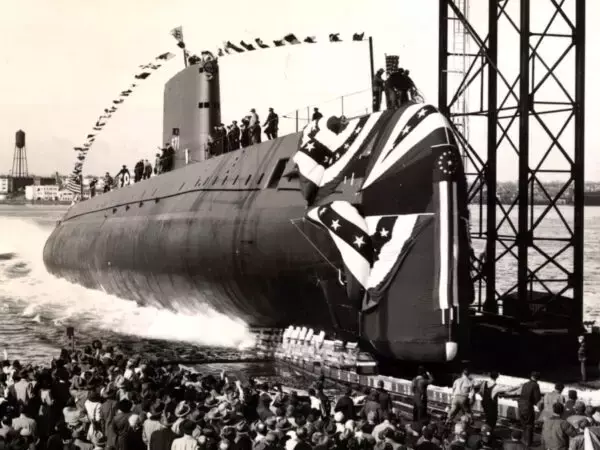 「ソ連の裏庭に姿見せてやれ！」米国による “名誉挽回の大作戦” その背景とは？「世界初の原子力潜水艦」誕生秘話