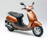 「「角目ライト」一筋44年!? “衝撃のカクカクスクーター”はかくしてホンダのロングセラーになった」の画像1