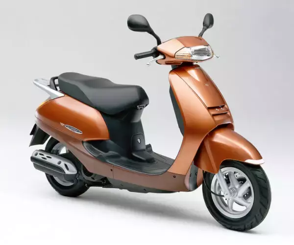 「角目ライト」一筋44年!? “衝撃のカクカクスクーター”はかくしてホンダのロングセラーになった