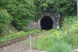 「失われた「日本三大車窓」の遺構が国道沿いに点在！ まるで“鉄道博物館な峠”をめぐる 2年前の廃線も草に埋もれ」の画像1