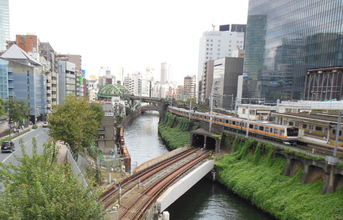 都内随一の“巨大病院の玄関口”駅全ホームに「ホームドア」設置完了！ これまで以上に安全に