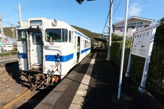 平日でも立ち客あり！ 「様々な顔」を持つ九州ローカル線 「廃止前の快速」2時間半の旅