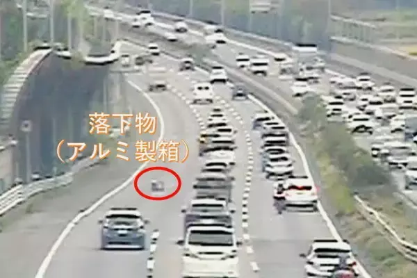 「ひどい前方不注意」 高速道路の“目立つ落下物”に突っ込んだ結果「これ見えないのえぐい」 責任は“落とした人”