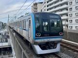 「なぜ地下鉄の「顔」には扉がある？ 暗く狭い空間ゆえの“命を守る”設計思想「ない車両」との違いは」の画像1
