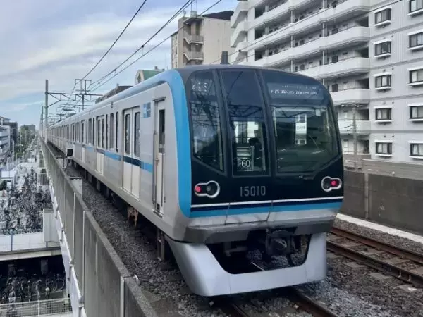 なぜ地下鉄の「顔」には扉がある？ 暗く狭い空間ゆえの“命を守る”設計思想「ない車両」との違いは