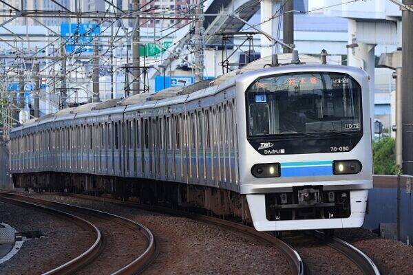 なぜ地下鉄の「顔」には扉がある？ 暗く狭い空間ゆえの“命を守る”設計思想「ない車両」との違いは