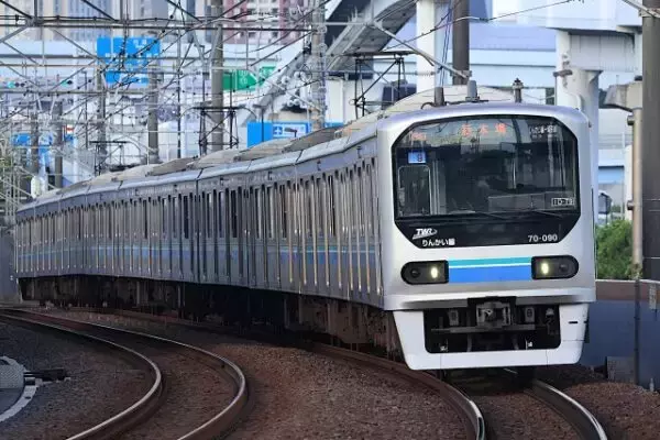 「なぜ地下鉄の「顔」には扉がある？ 暗く狭い空間ゆえの“命を守る”設計思想「ない車両」との違いは」の画像