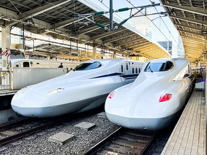 新幹線や飛行機に「疲れない立ち乗り席」が誕生する!? パワードスーツ企業が提案する“驚きの構想”とは？ 工場や駅ナカでは導入事例も